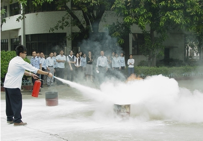 介绍手提式干粉灭火器的使用方法