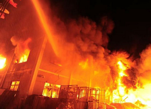 山东消防施工高层住宅起火这样逃生